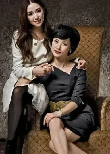 《母女双峰会》：一部关于女性成长、亲情羁绊与生活智慧的深刻探讨